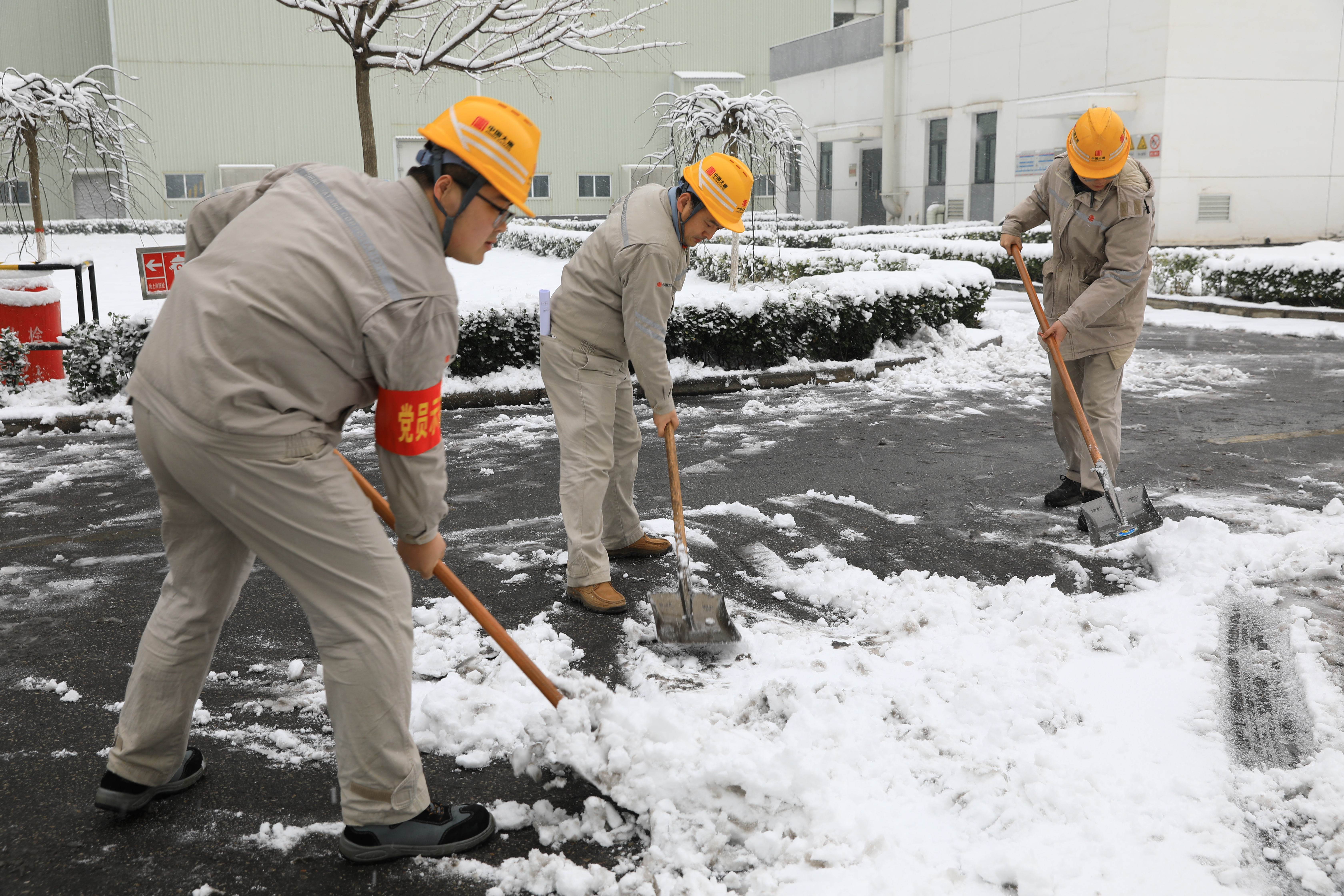 渭南热电公司职工清扫现场道路积雪，楼昊天 摄.jpg