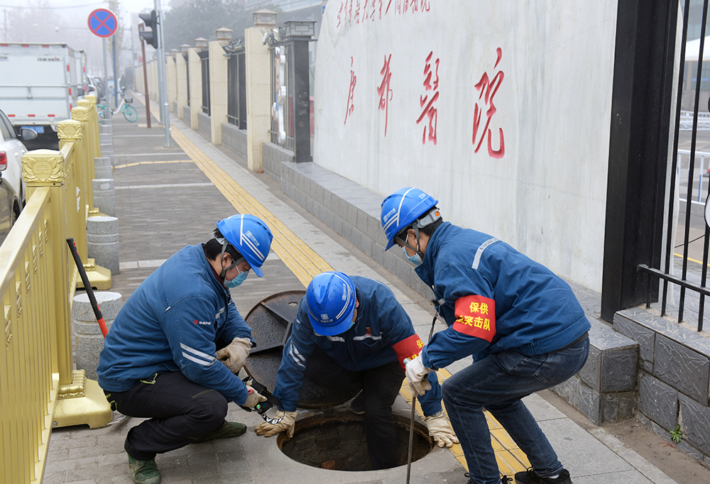 在唐都医院前巡检.jpg