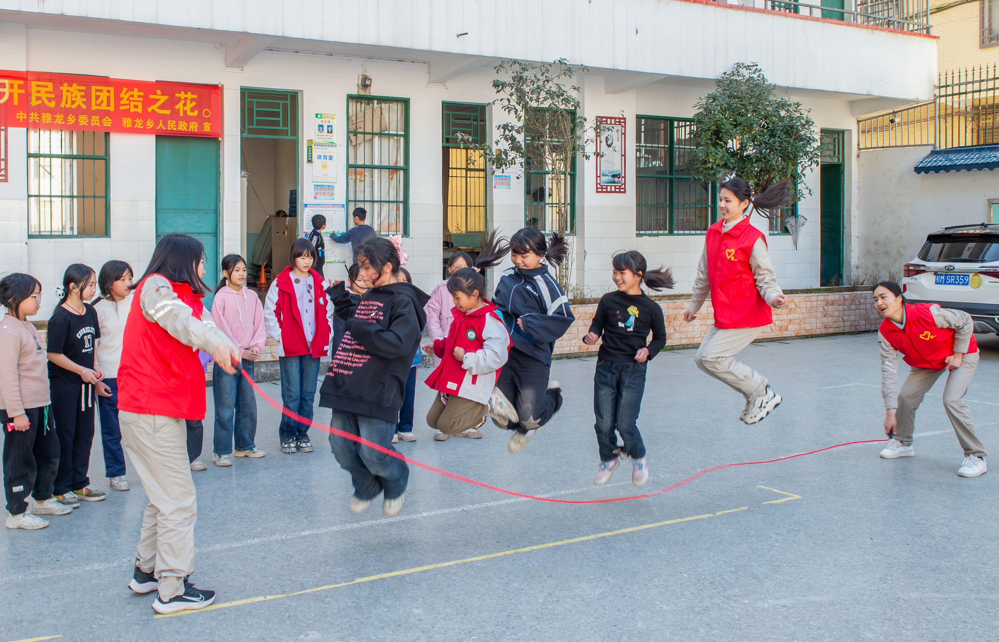 1.广源公司女职工们在当地小学与学生们一起玩游戏。蒋亚宁摄_副本_副本_副本.jpg