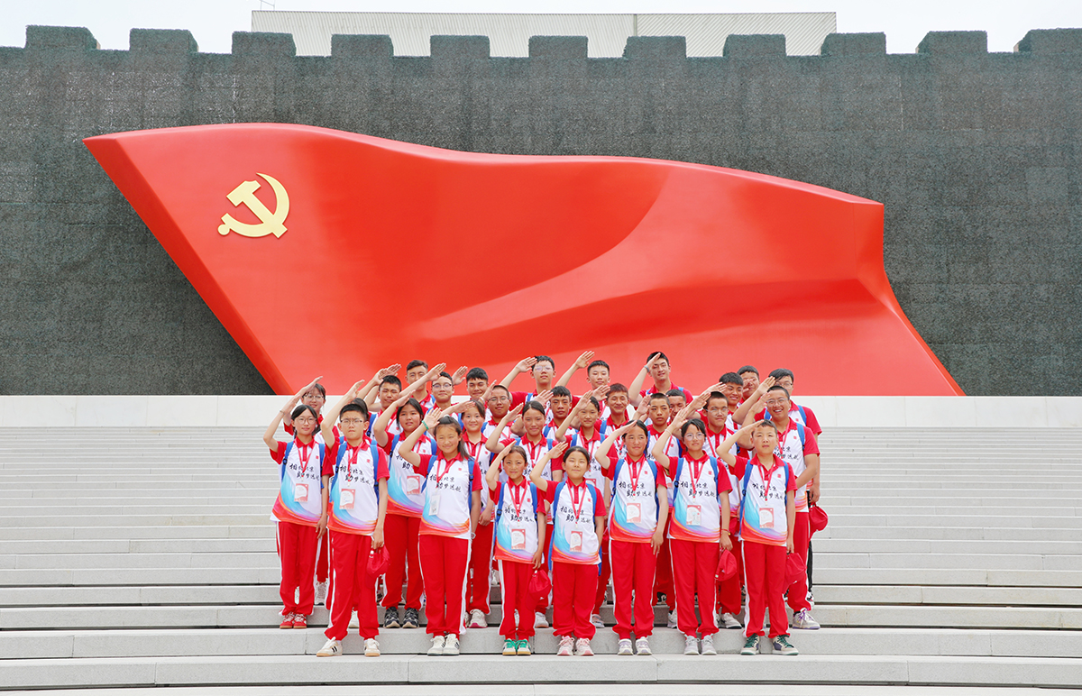 学生在中国共产党历史展览馆参观学习a.jpg