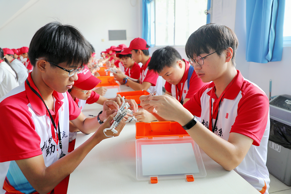 学生在北科青少年无人机实训基地参观学习a.jpg